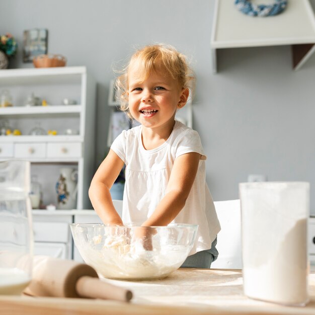 Foto gratuita niña sonriente mirando al fotógrafo