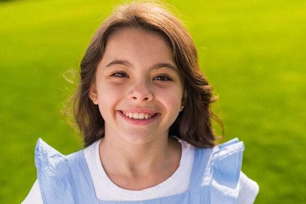 Niña sonriente mirando a la cámara