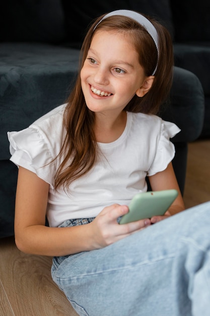 Foto gratuita niña sonriente mirando a otro lado