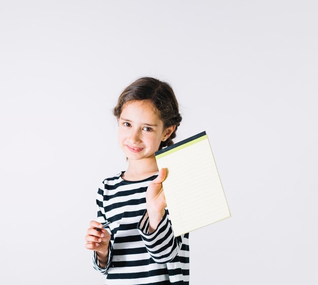 Niña sonriente mostrando portátil