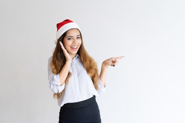 Niña sonriente de navidad compartiendo noticias