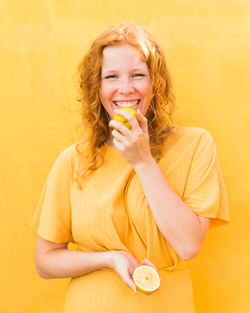 Niña sonriente, paliza, limón