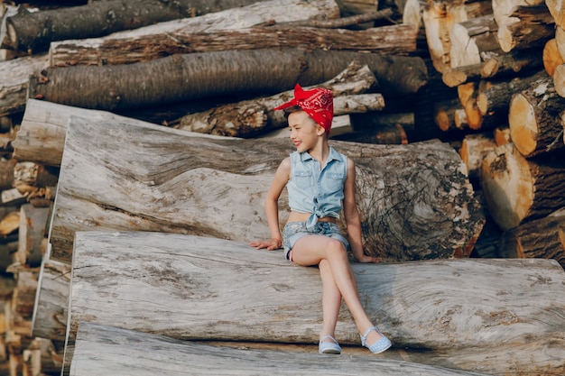 Niña sonriente con un pañuelo en la cabeza descansando