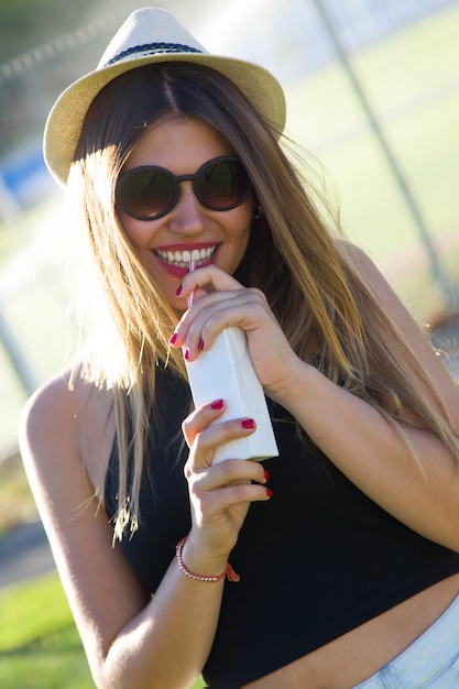 &quot;Niña sonriente con el paquete de jugo&quot;