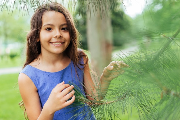 Foto gratuita niña sonriente posando en la naturaleza