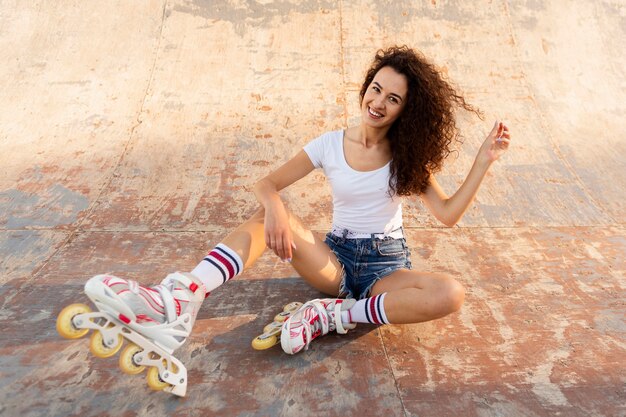 Niña sonriente posando en sus patines