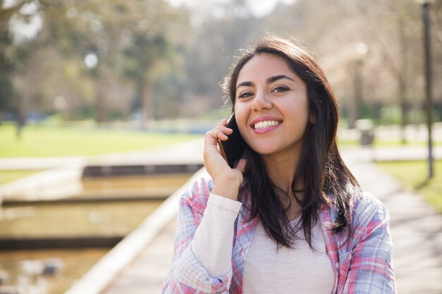 Niña sonriente positiva recibiendo buenas noticias