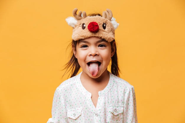 Foto gratuita niña sonriente que muestra la lengua.