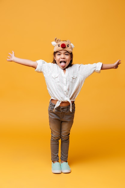 Foto gratuita niña sonriente que muestra la lengua.