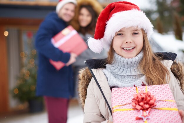 Niña sonriente con regalo de Navidad en la vista principal