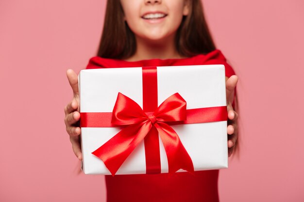 niña sonriente con regalo