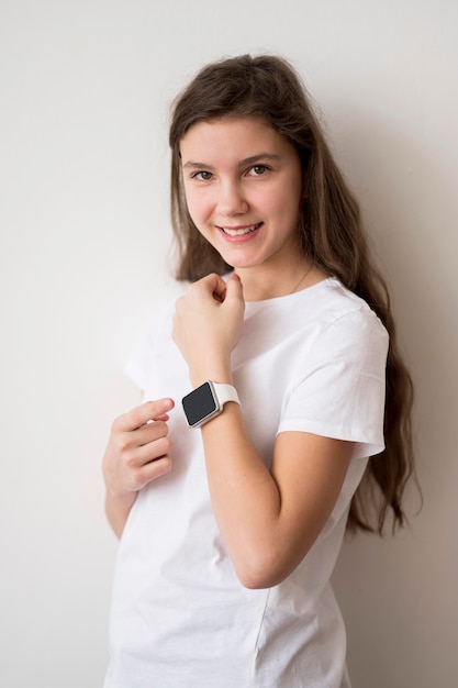 Niña sonriente con reloj inteligente