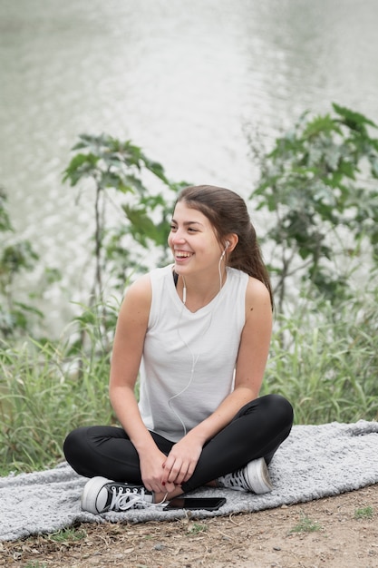 Niña sonriente en ropa deportiva