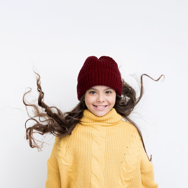 Niña sonriente con ropa de invierno