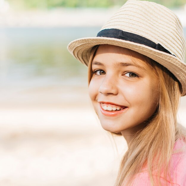 Niña sonriente, en, sombrero, en, orilla