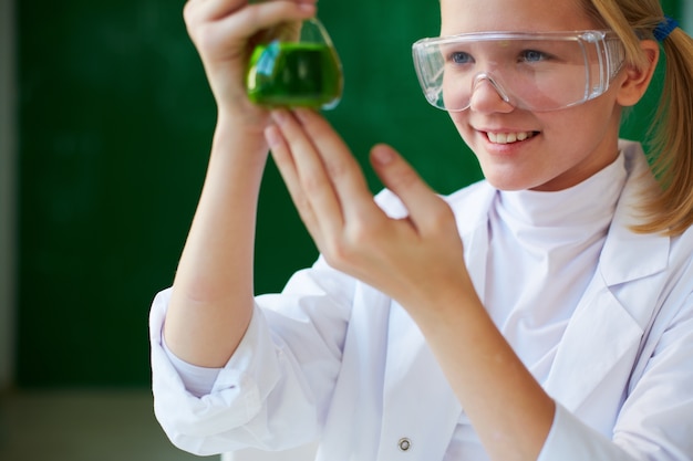 Foto gratuita niña sonriente con su experimento