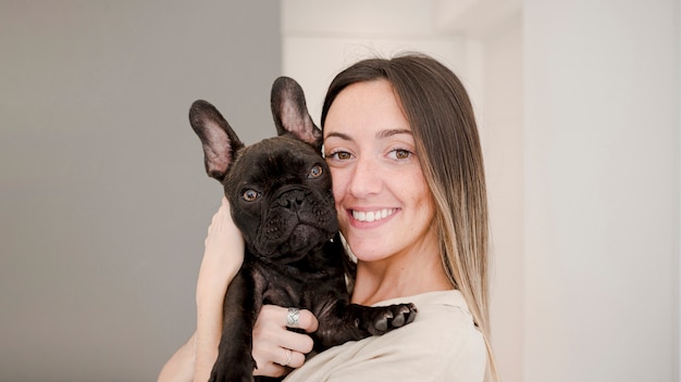 Niña sonriente con su mejor amiga