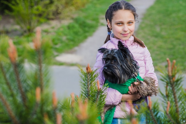 Niña sonriente con su perro