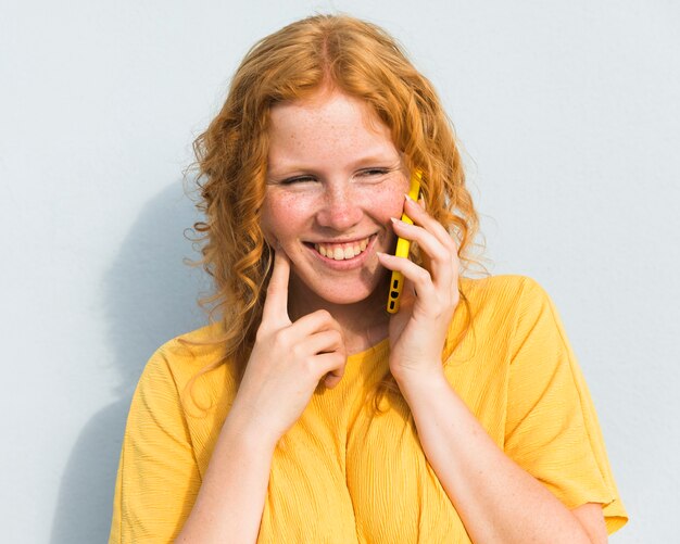 Niña sonriente en el teléfono