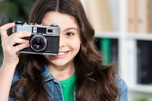 Niña sonriente tomando fotos