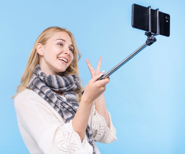 Foto gratuita niña sonriente tomando una selfie