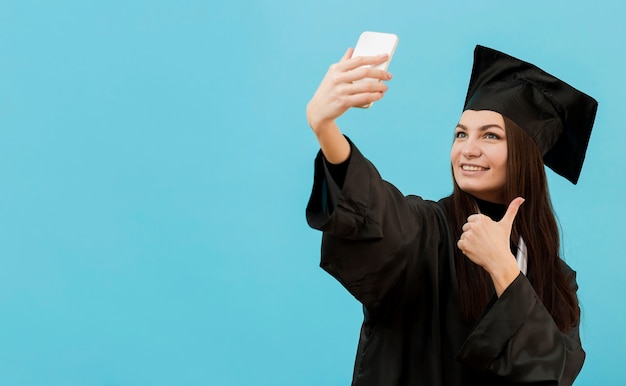 Niña sonriente tomando selfie