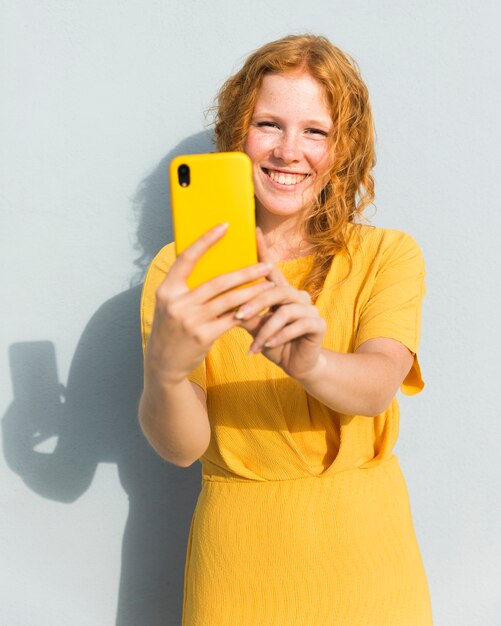 Niña sonriente tomando selfie