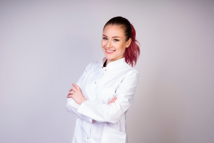 Foto gratuito niña sonriente en uniforme médico blanco