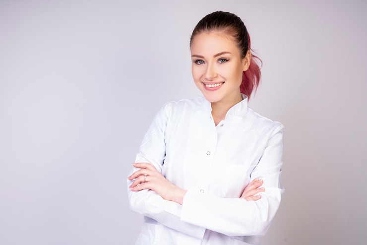 Foto gratuito niña sonriente en uniforme médico blanco