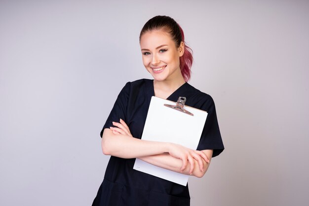 Niña sonriente en uniforme médico