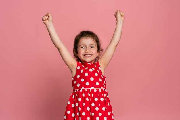 Niña sonriente con un vestido rojo