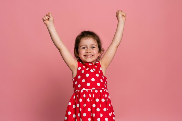 Niña sonriente con un vestido rojo