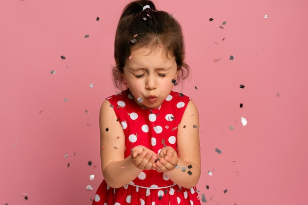 Foto gratuita niña sonriente con un vestido rojo