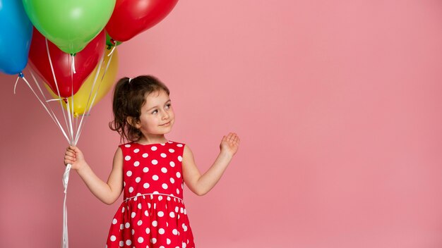 Niña sonriente con un vestido rojo