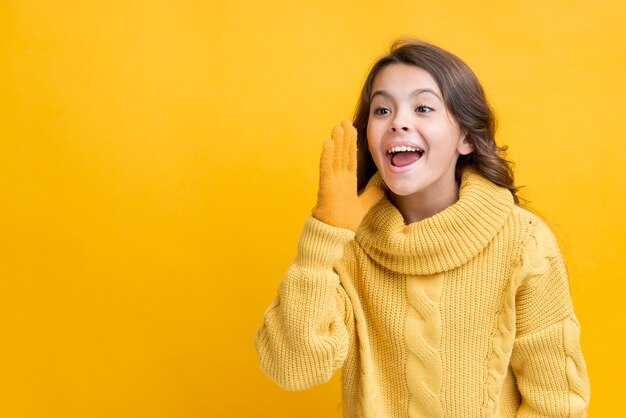 Niña sonriente vistiendo ropa de invierno copia-espacio