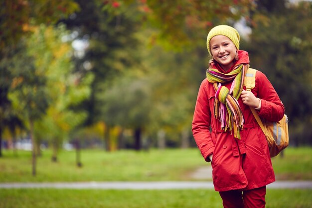 Niña sonriente yendo al colegio