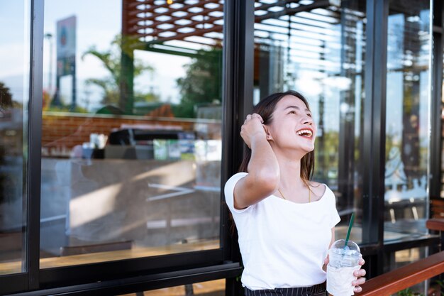 La niña sonrió alegremente en la cafetería.