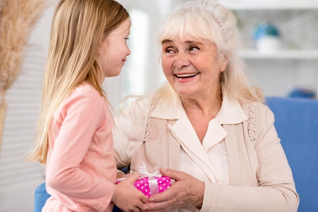 Niña sorprendente abuela con regalo