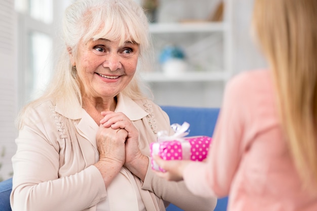 Niña sorprendente abuela