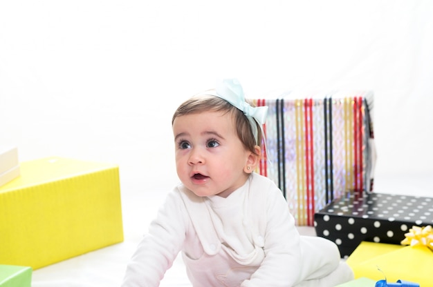 Niña sorprendida con sus regalos