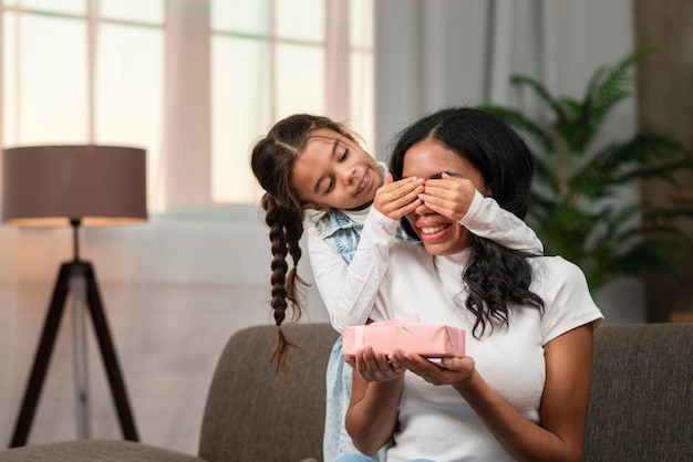 Foto gratuita niña sorprendiendo a su madre