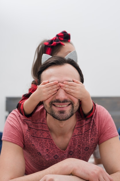 Niña sorprendiendo a su padre