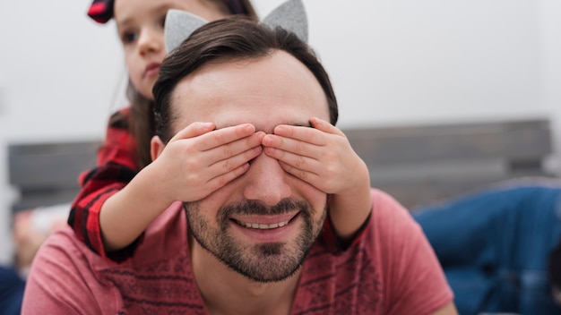 Niña sorprendiendo a su padre