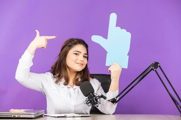 Niña sosteniendo una burbuja de ideas en forma de mano y apuntándola con el dedo Foto de alta calidad