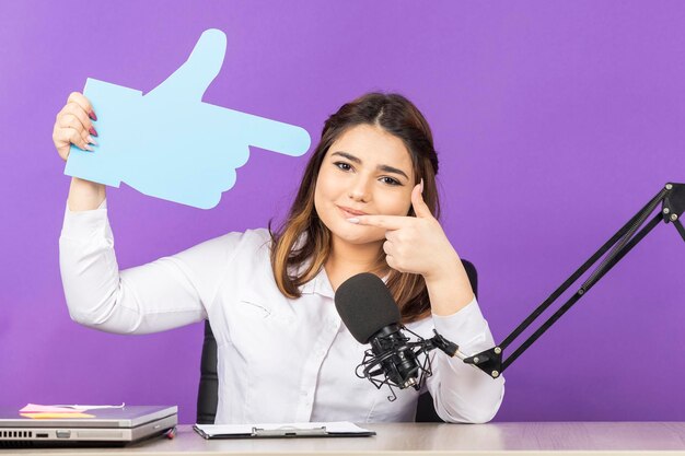 Niña sosteniendo una burbuja de ideas en forma de mano y señalándola con el dedo Foto de alta calidad