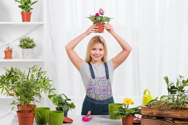 Niña sosteniendo maceta