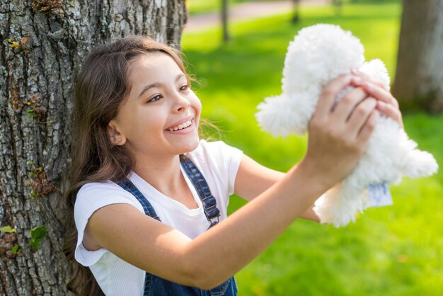 Niña sosteniendo con un peluche