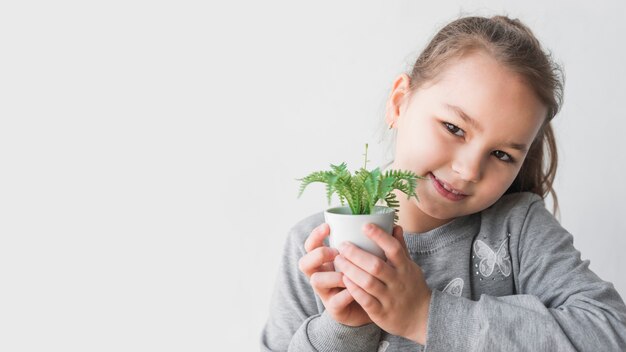 Niña sosteniendo planta