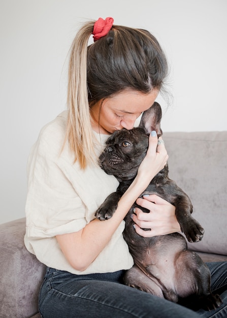 Foto gratuita niña sosteniendo su lindo cachorro