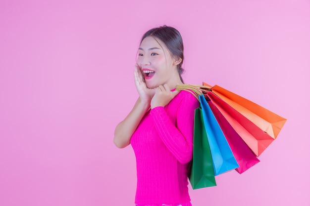 La niña sostiene un bolso de compras de moda y belleza.